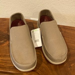 New Men’s Size 11 santa cruz convertible slip on Crocs loafers. Taupe color